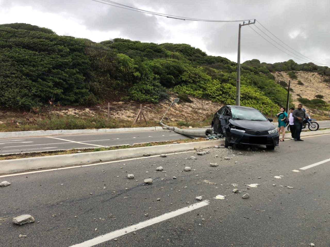 [VIDEO] Carro bate e derruba poste na Via Costeira