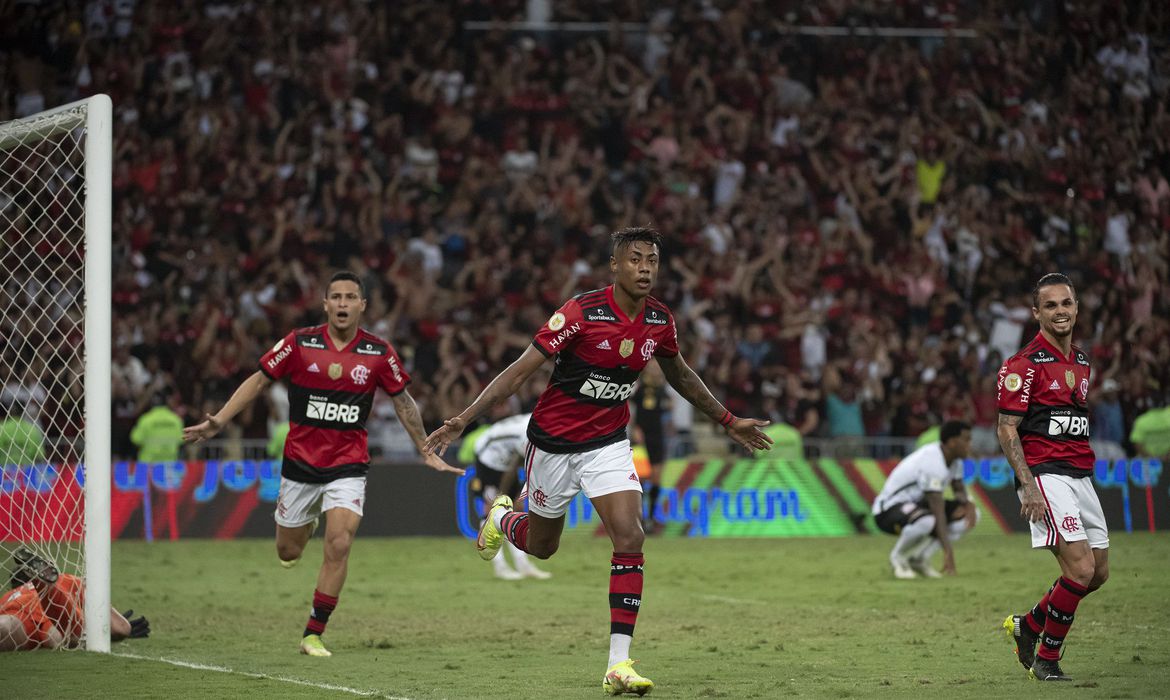 Flamengo vence Corinthians com gol nos acréscimos; confira a tabela após os jogos de ontem