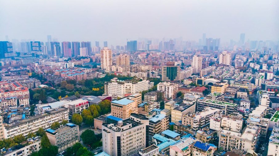 Covid-19: Estudo diz que 1° paciente veio de mercado de Wuhan, na China