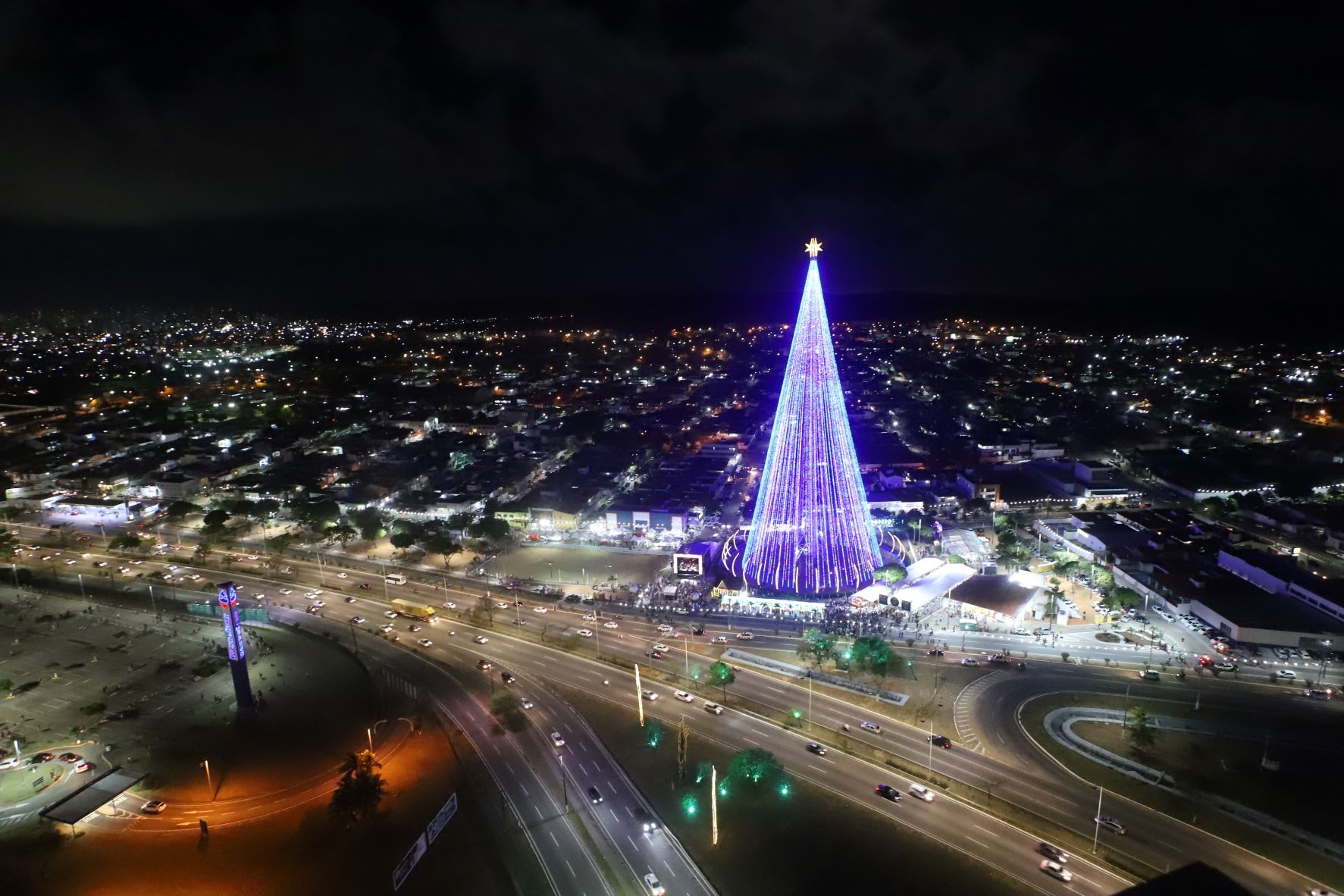 Com 120 metros de altura, Árvore de Mirassol é acesa e dá início ao Natal em Natal 2021