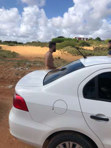 Casal é sequestrado, agredido e deixado só de roupas íntimas em área de dunas em Natal