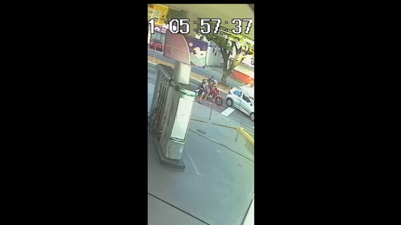 VÍDEO: Bandidos roubam moto de casal em plena luz do dia em uma das principais avenidas de Natal