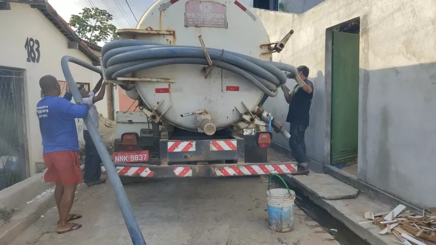 Limpador de fossas faz sucesso em Natal ao espalhar propaganda em postes e ganha fãs
