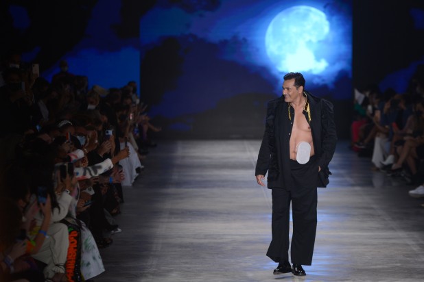 VÍDEO: Ator que ficou internado devido à Covid desfila com bolsa de colostomia na SP Fashion Week