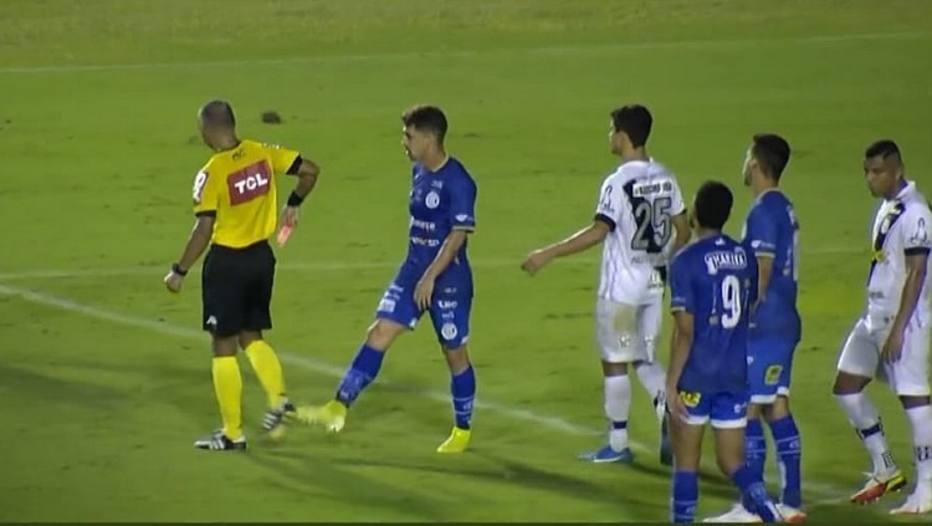 VÍDEO: Jogador agride árbitro após ser expulso em partida da Série B: assista