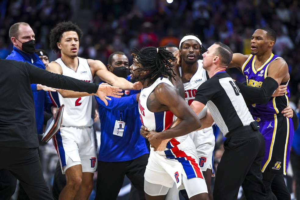 VÍDEO: Astro da NBA dá soco em adversário, causa briga generalizada e é expulso; assista