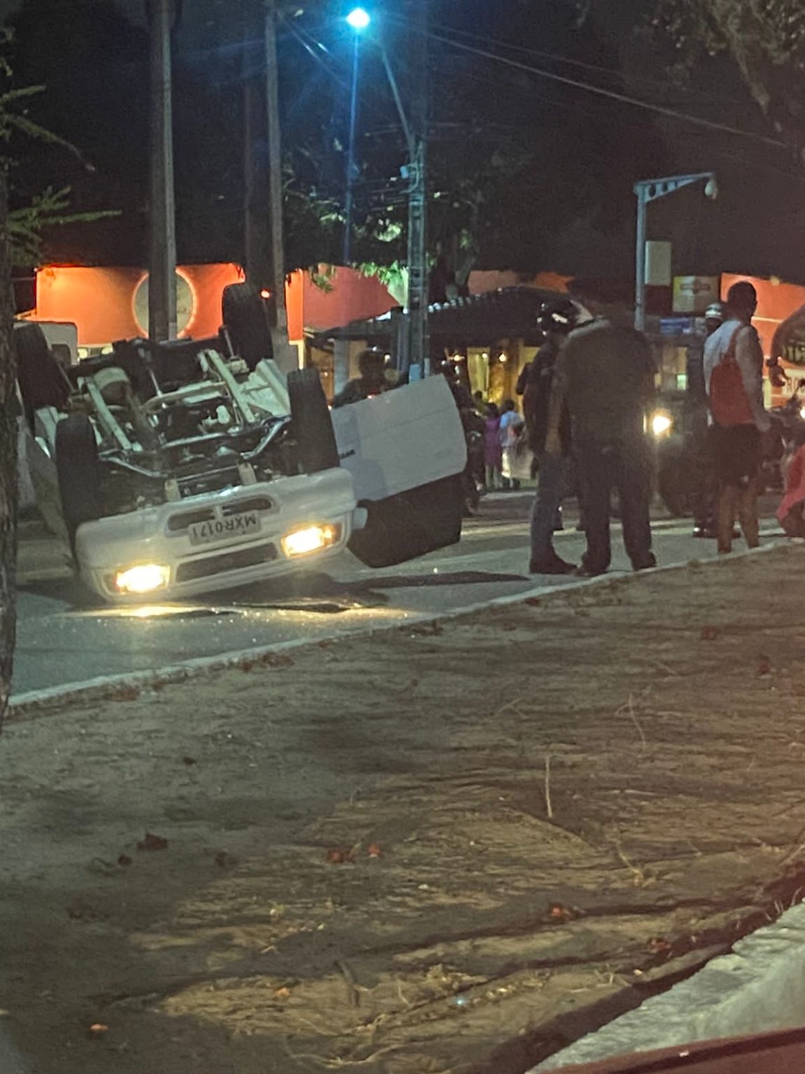 FOTO: Grave acidente termina com carro capotado em uma das principais avenidas de Natal