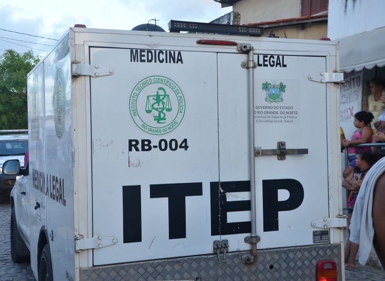 Jovens de 16 e 18 anos são mortos durante tiroteio na frente de escola na Grande Natal