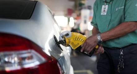 Bolsonaro defende "rever" paridade internacional do preço da Petrobras