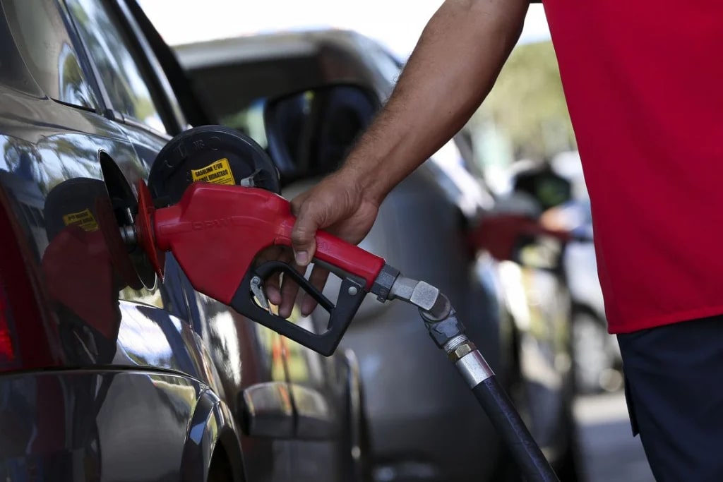 Atenção para 9 práticas que fazem você gastar mais gasolina do que deveria