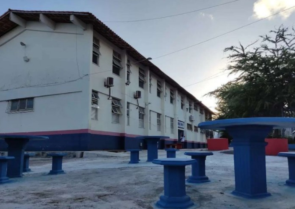 Professor é afastado após pedir para alunos se beijarem em sala de aula em troca de pontos e dinheiro