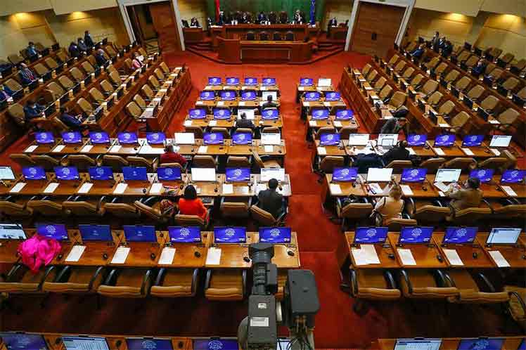 Câmara do Chile aprova casamento homoafetivo e projeto volta ao Senado