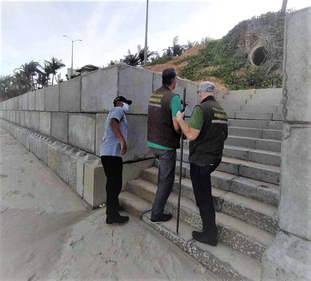 Dois hotéis em Ponta Negra são notificados por lançamento de água residual de piscinas na praia