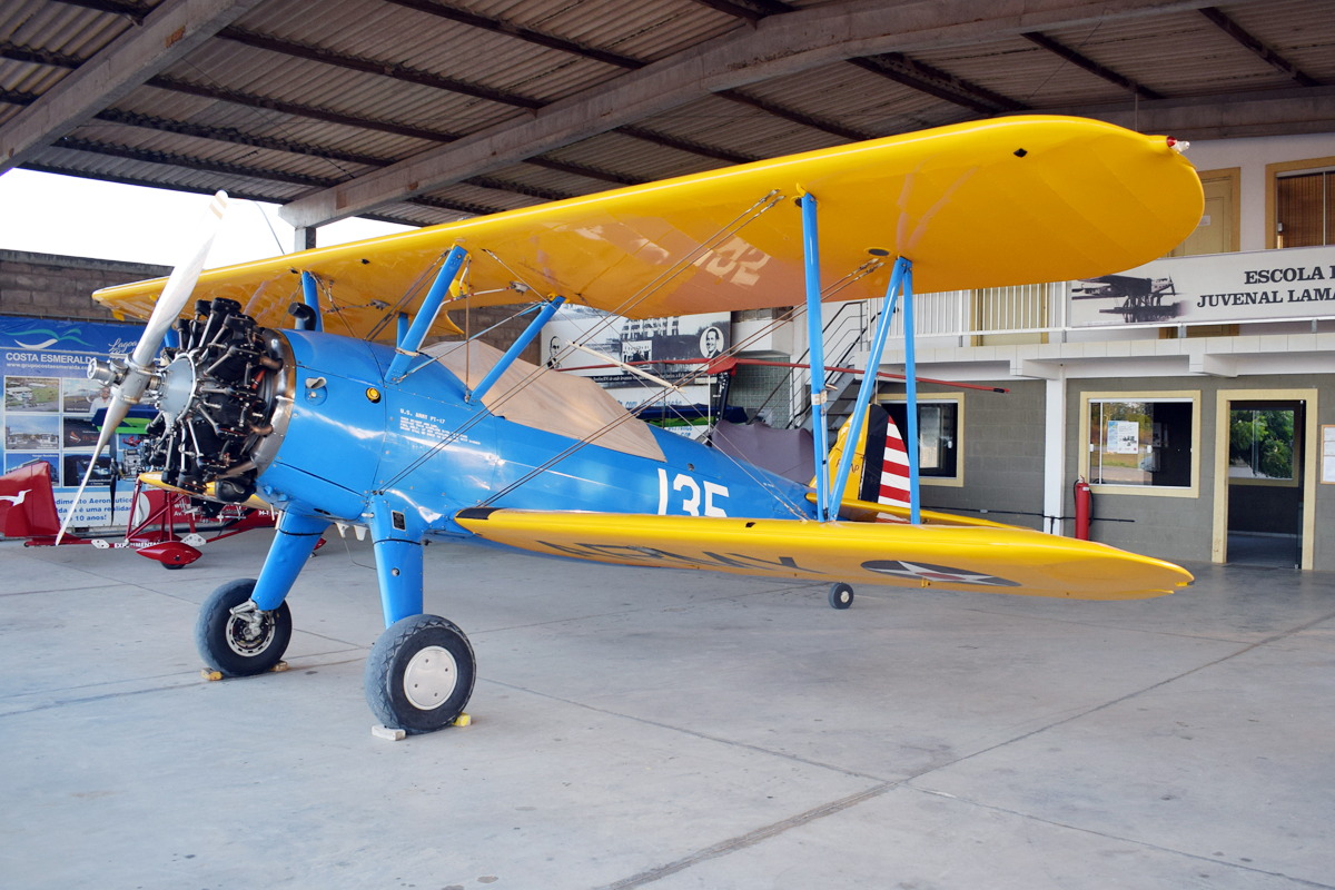 Raro Stearman PT-17 (1941 ) pousa no RN com piloto Geraldo Piquet