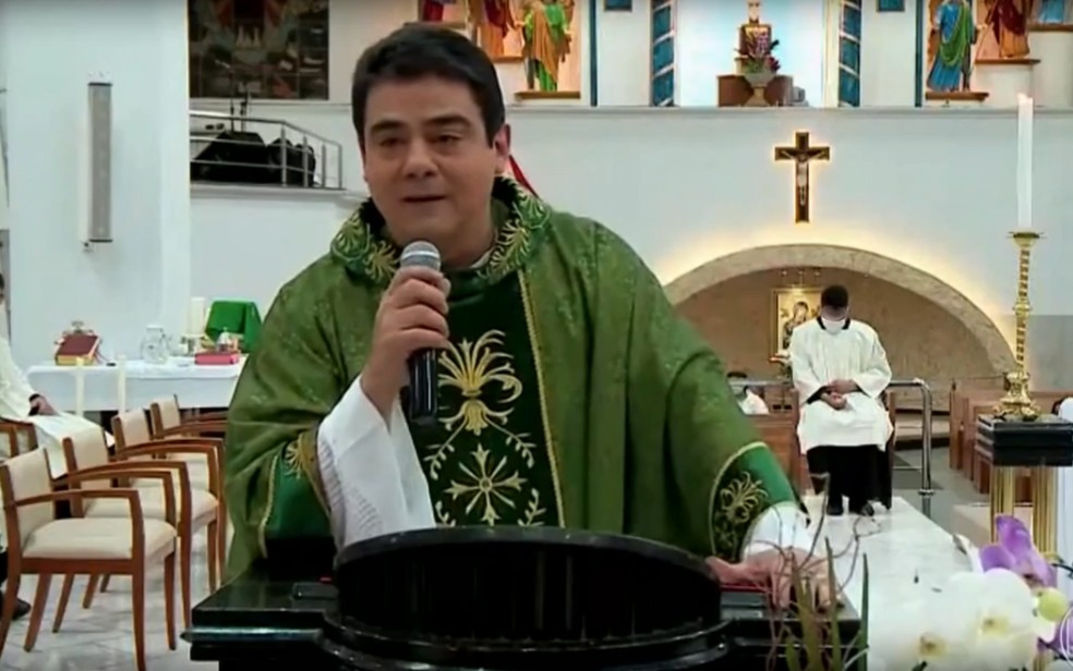 Em gravação, famoso padre brasileiro diz  ser "chefe da quadrilha"; PF pediu prisão do sacerdote
