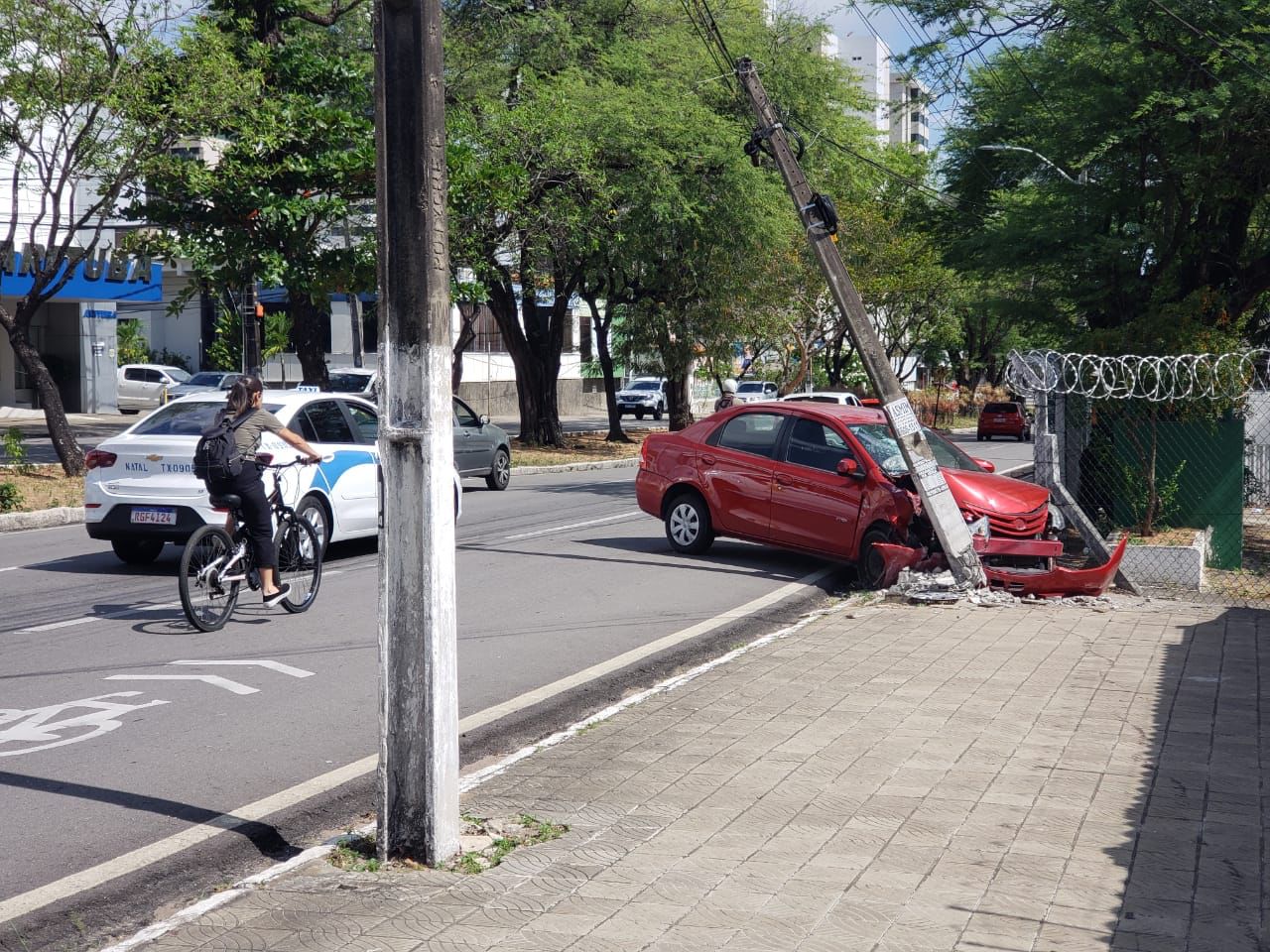 Acidente deixa veículo destruído e poste pendurado em Natal