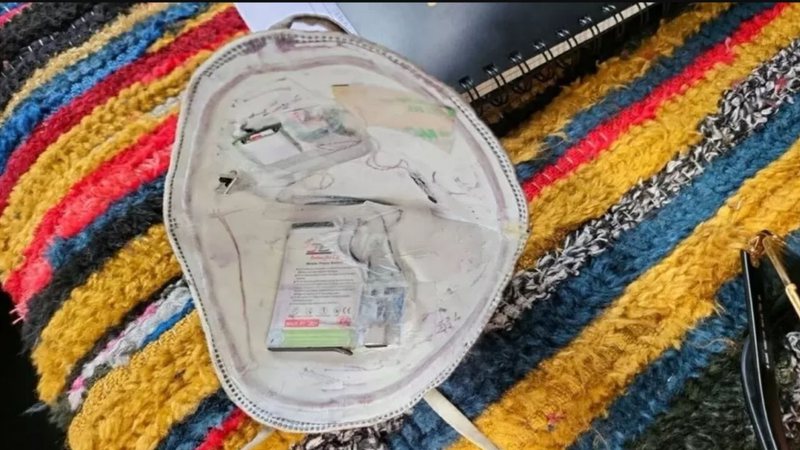 FOTO: Homem usa máscara contra a covid para colar em prova