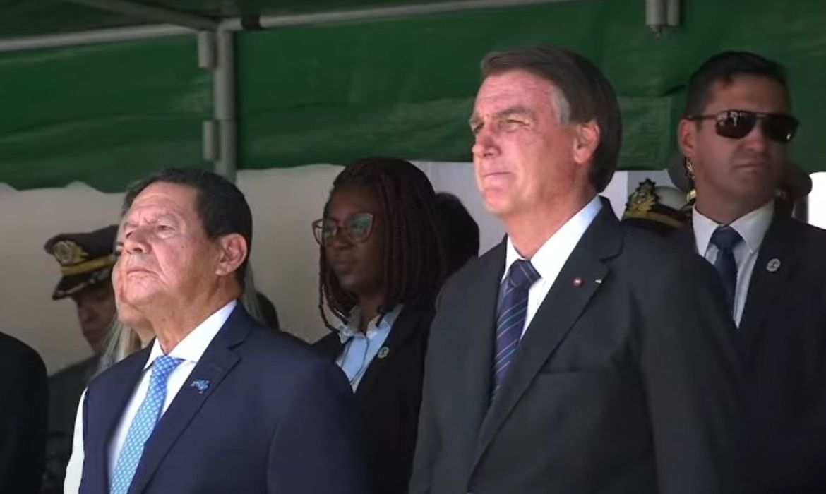 Presidente diploma cadetes e fala sobre governo: “aqui é mais difícil”