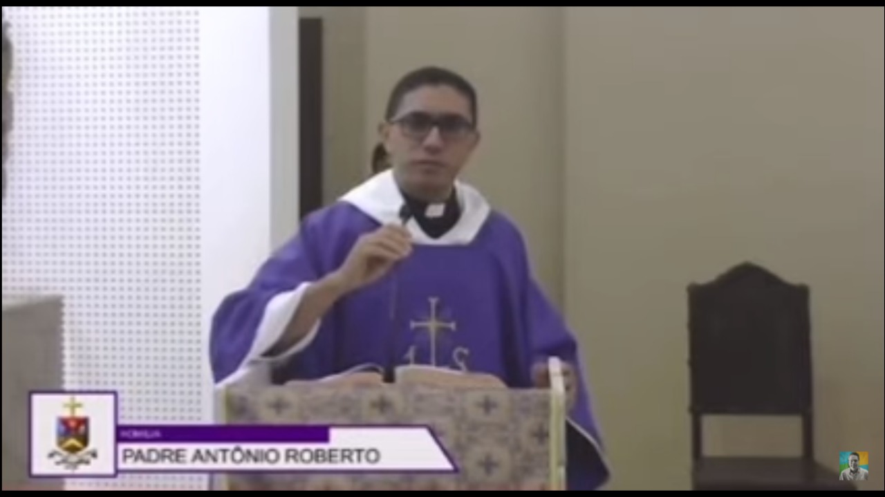 [VÍDEO] Pessoas invadem igreja e padre interrompe missa em Natal