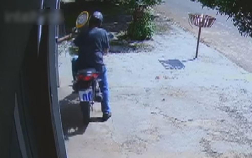 VÍDEO: Idosa reage e bate com raquete de matar mosquito em assaltante que se passou por entregador; assista