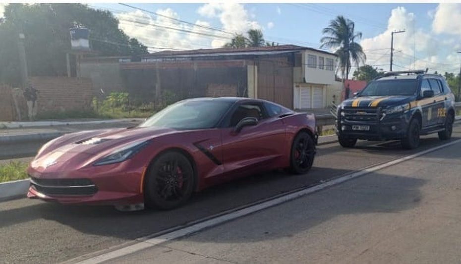 Motorista de carro de luxo é preso após dar ‘cavalo de pau’ em frente à PRF e fugir de posto...