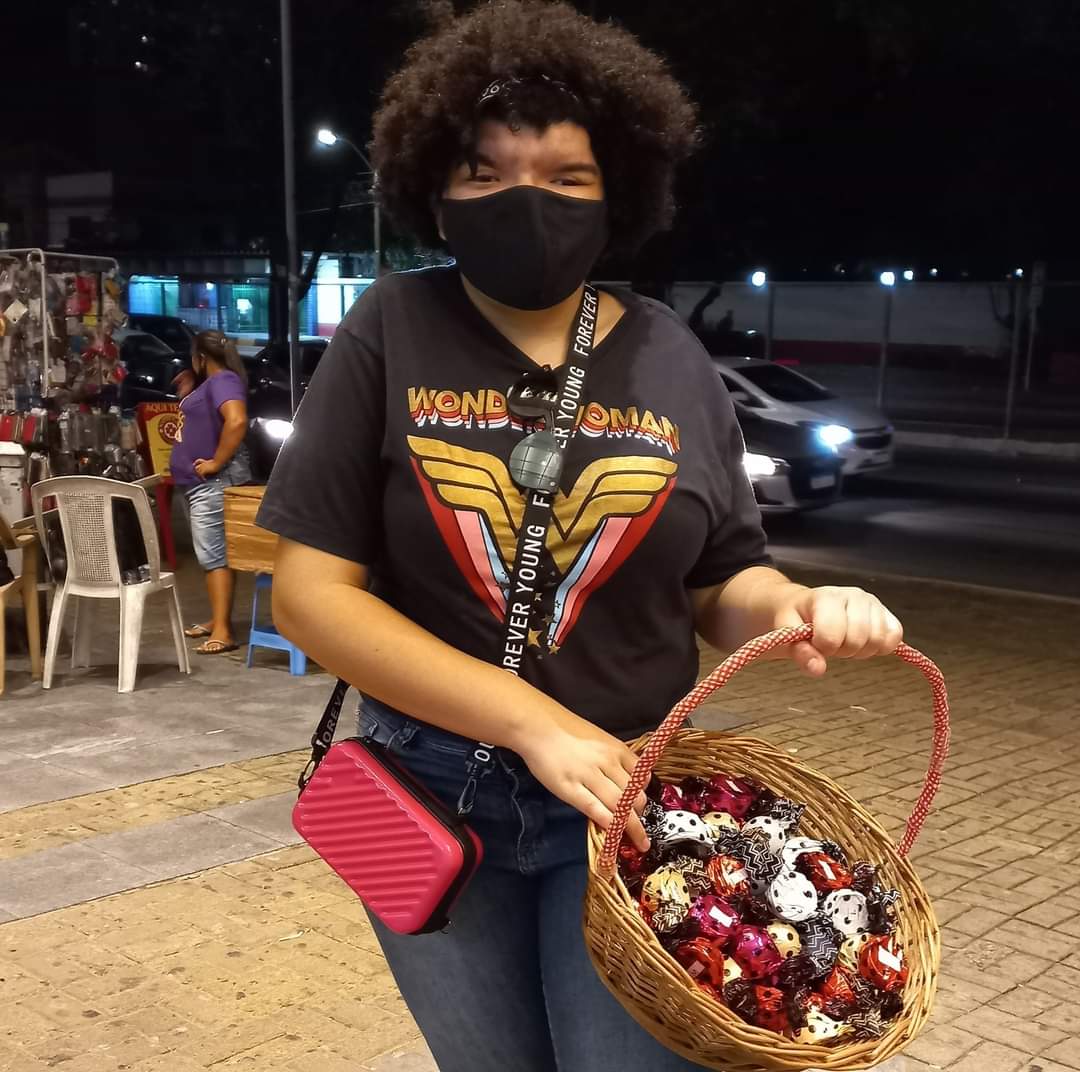 Jovem corre contra o tempo e vende trufas em Natal para pagar tratamento de R$ 160 mil em SP