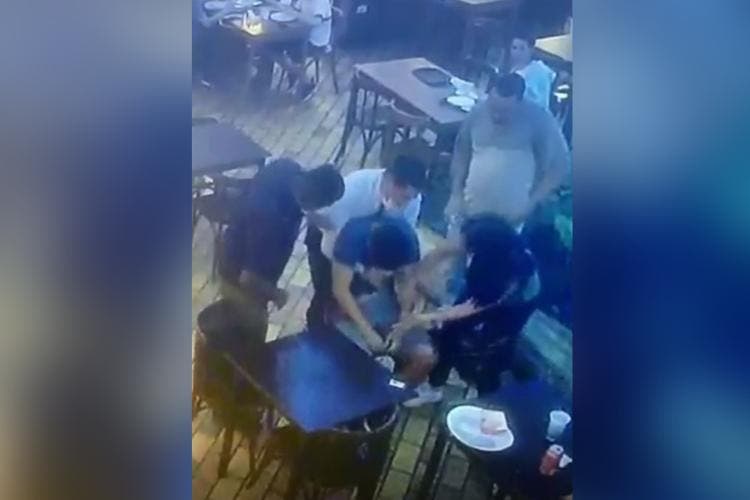 VÍDEO: Garçom ajuda a salvar cliente que desmaiou ao se engasgar durante almoço; veja técnica usada