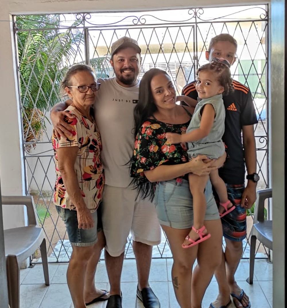 Amigos descobrem que são irmãos separados há mais de 30 anos em Natal