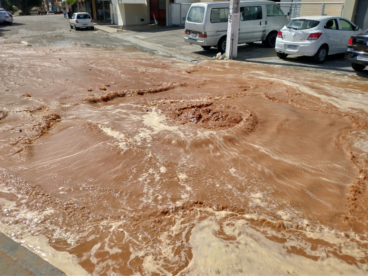 FOTO: Tubulação se rompe, inunda avenida e bloqueia trânsito em Natal; veja