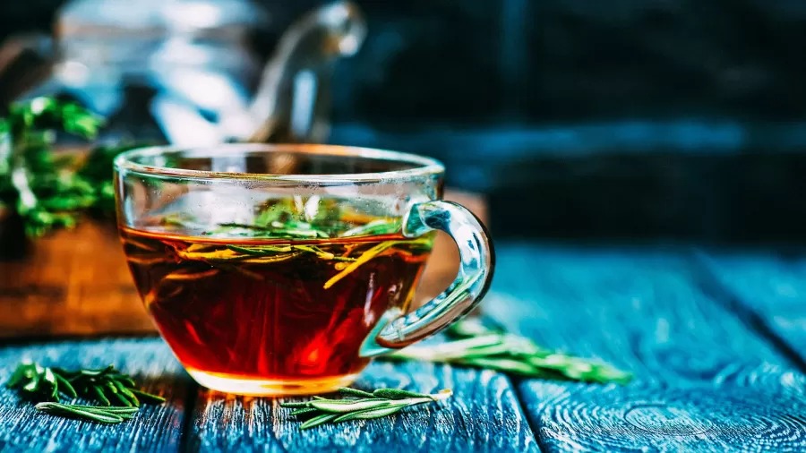 Chá de alecrim ajuda a emagrecer? Veja benefícios e para que serve a bebida