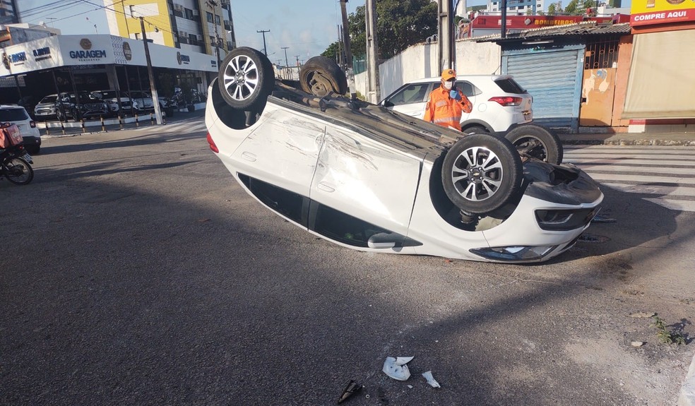 Carro capota após batida em cruzamento de avenidas na Zona Leste de Natal