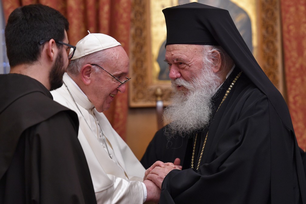 ‘Papa, você é um herege’, grita padre ortodoxo durante passagem de Francisco em Atenas