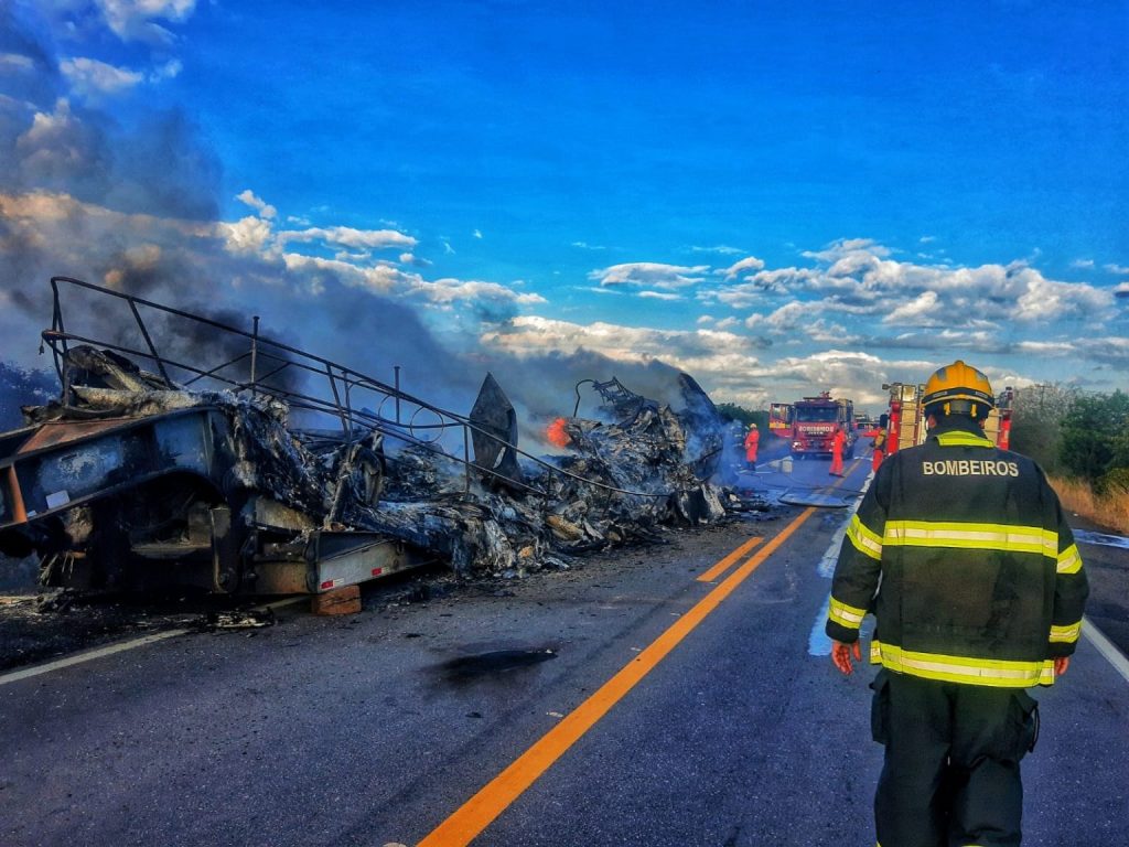 [VIDEO] Lancha fica totalmente destruída após incêndio em carreta; assista