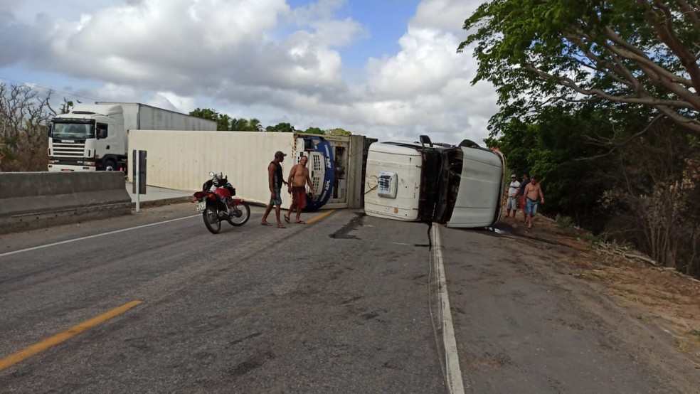 Carreta tomba e interdita a BR-304 na Grande Natal