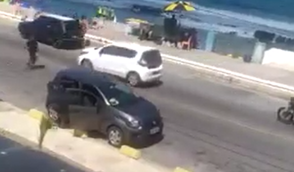 VÍDEO: Bandidos assaltam família em frente a hotel na Praia do Meio; assista