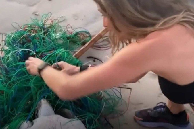 Gisele Bündchen salva tartaruga presa em rede de pesca; veja vídeo