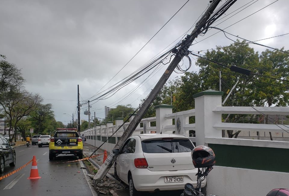 Acidente deixa poste pendurado e carro em cima de calçada em Natal