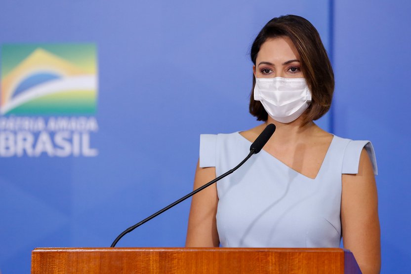 Michelle se queixa de intolerância contra vídeo em que 'fala em línguas'; entenda