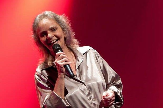 Aos 72 anos, cantora consagrada passa por dificuldades e pede dinheiro aos fãs