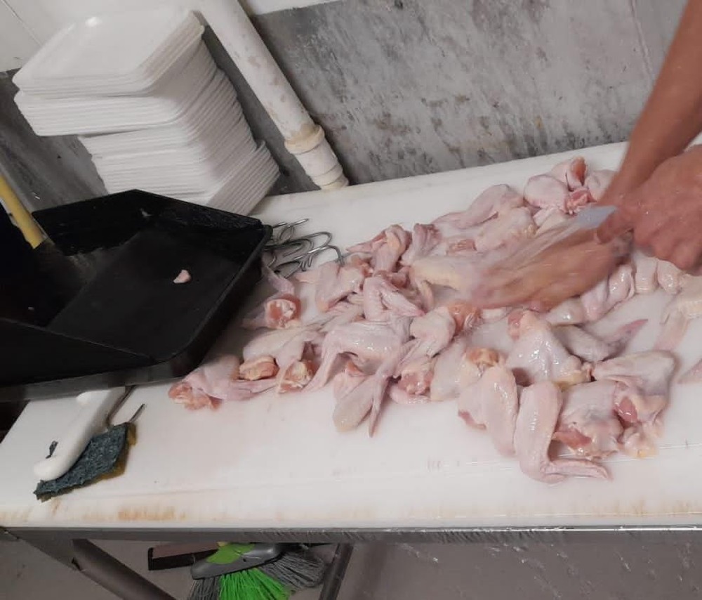 Extra reembala e recoloca à venda carnes, frios e embutidos com validade vencida, diz ex-funcionário