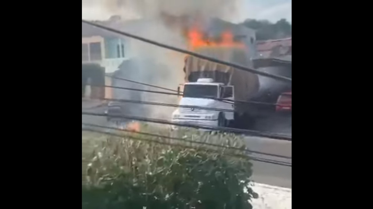 VÍDEO: Caminhão pega fogo após encostar em fio de rede elétrica no interior do RN