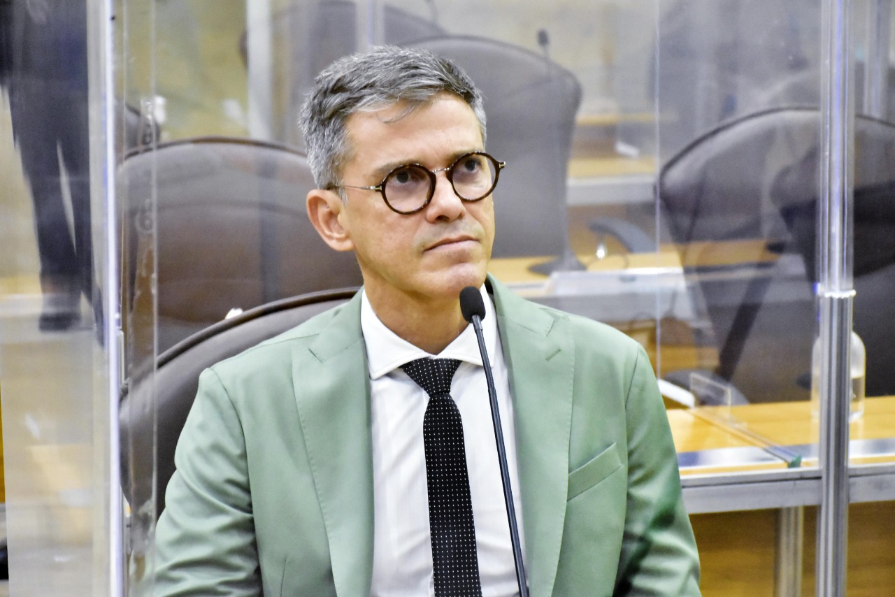 Fátima autoriza Carnatal, mas "ameaça servidores de demissão", diz deputado sobre decreto