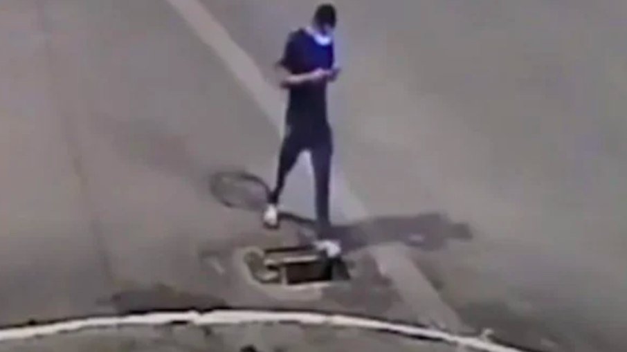 VÍDEO: homem caminha olhando o celular e cai em bueiro sem tampa; assista