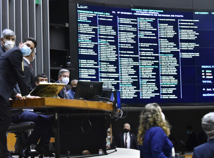 Câmara aprova urgência para projeto que reduz poder de governador sobre PM