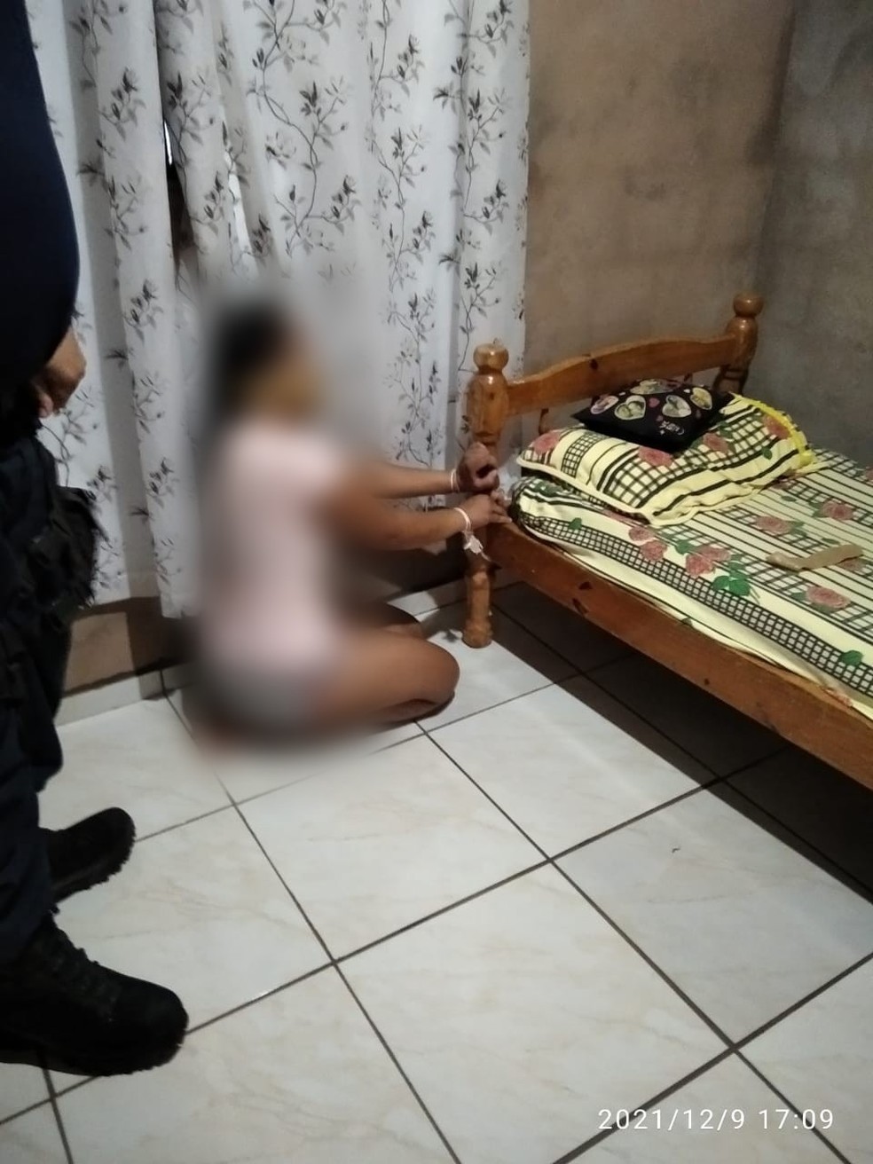 Jovem é amarrada e amordaçada e suspeitos deixam 'aviso': 'para seu marido aprender pelo que ele fez'