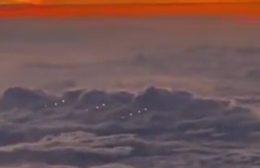 Vídeo gravado por piloto mostra supostos Ovnis sobrevoando o oceano; assista