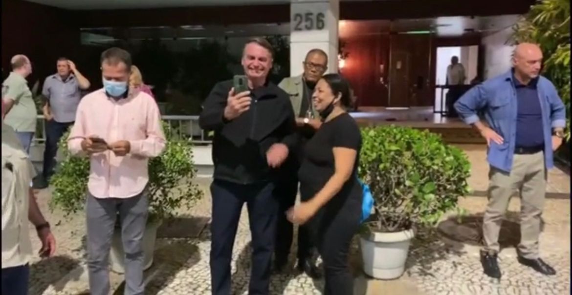 VÍDEO: Mulher pede para Bolsonaro fazer chamada de vídeo com o pai dela e presidente atende; assista