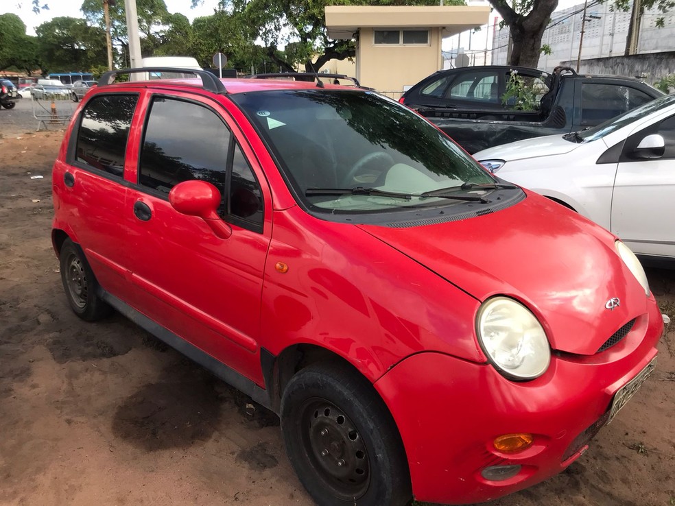 Dupla assalta farmácia em Natal, mas carro quebra na fuga e eles são presos