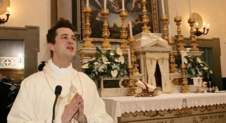 Sacerdote rouba de fiéis para comprar drogas e vai preso: caso envolve orgias gays durante a pandemia