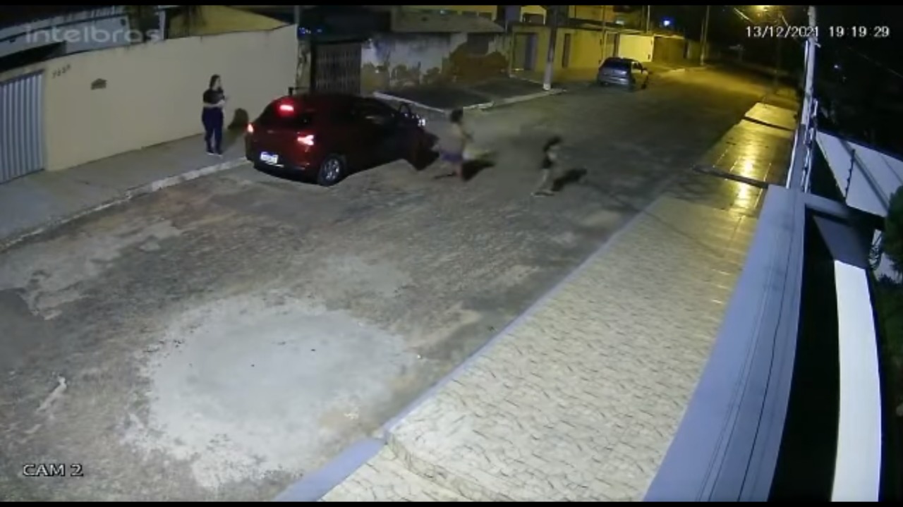 VÍDEO: Família se desespera para tirar criança de carro durante assalto em Natal